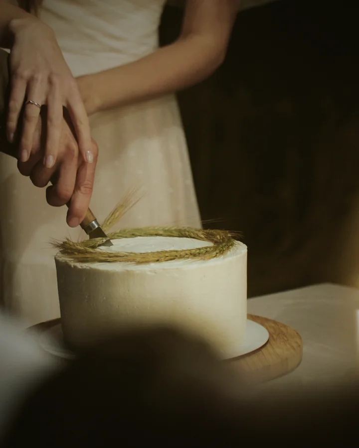 Los novios cortan la torta de bodas entre velas encendidas