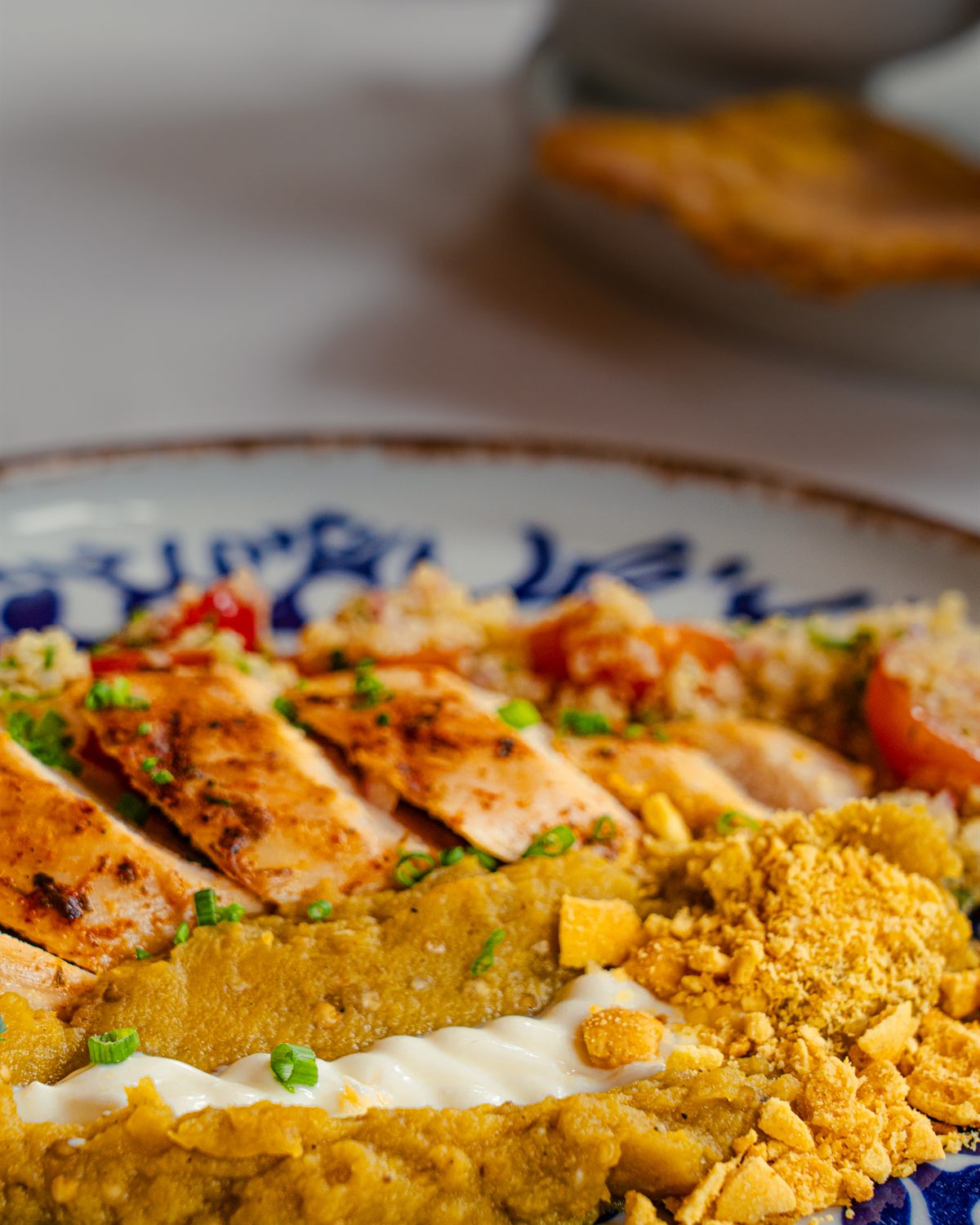 Arroz de la casa servido en plato de cerámica azul