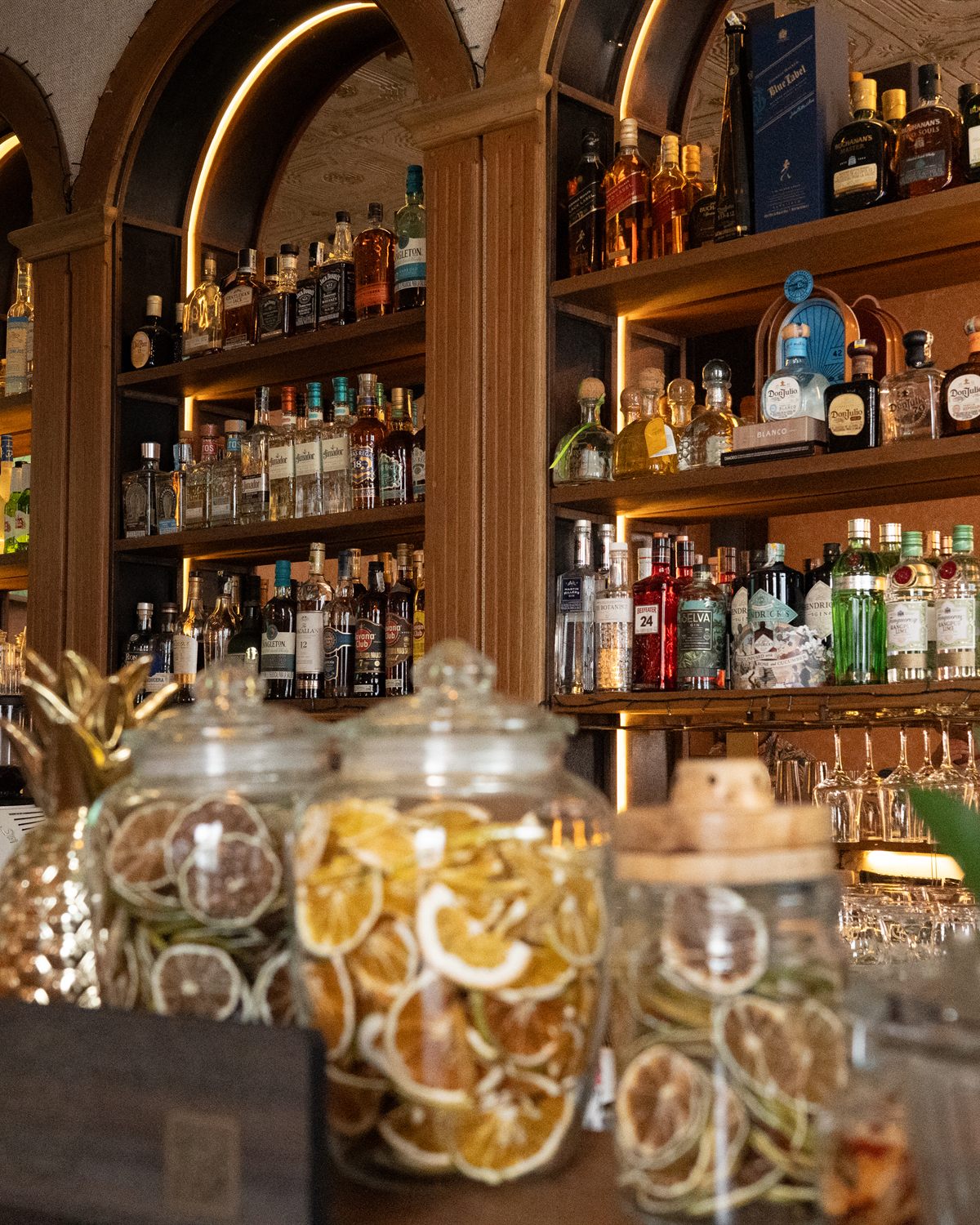 Barra con estantería de botellas y bocales de infusión