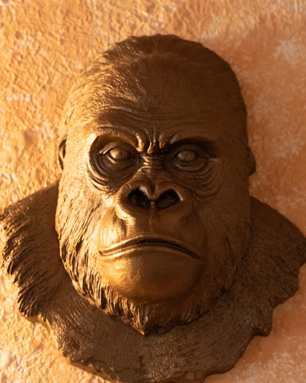 Escultura de gorila en la pared del restaurante