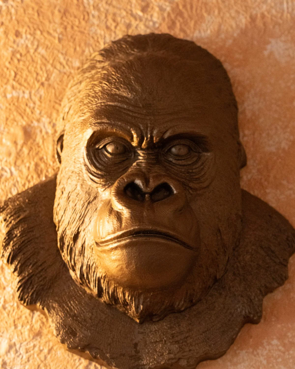Escultura de gorila en la pared del restaurante