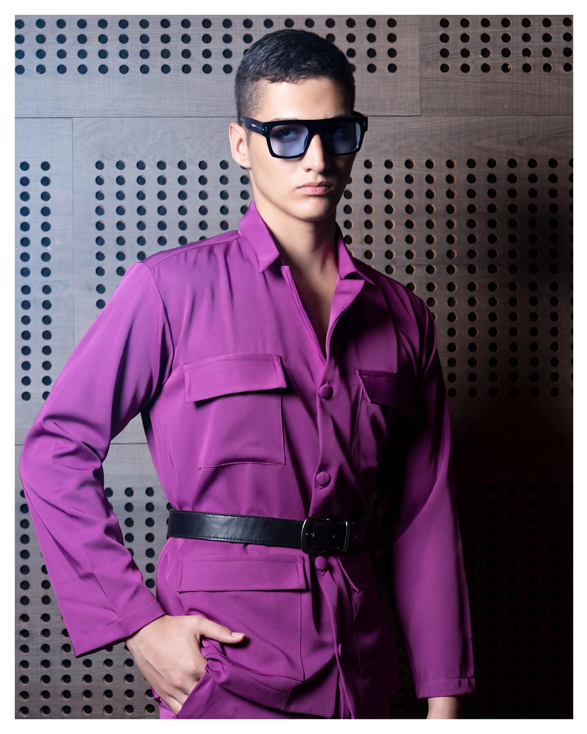 Modelo con conjunto morado de cinturón ancho y gafas oscuras