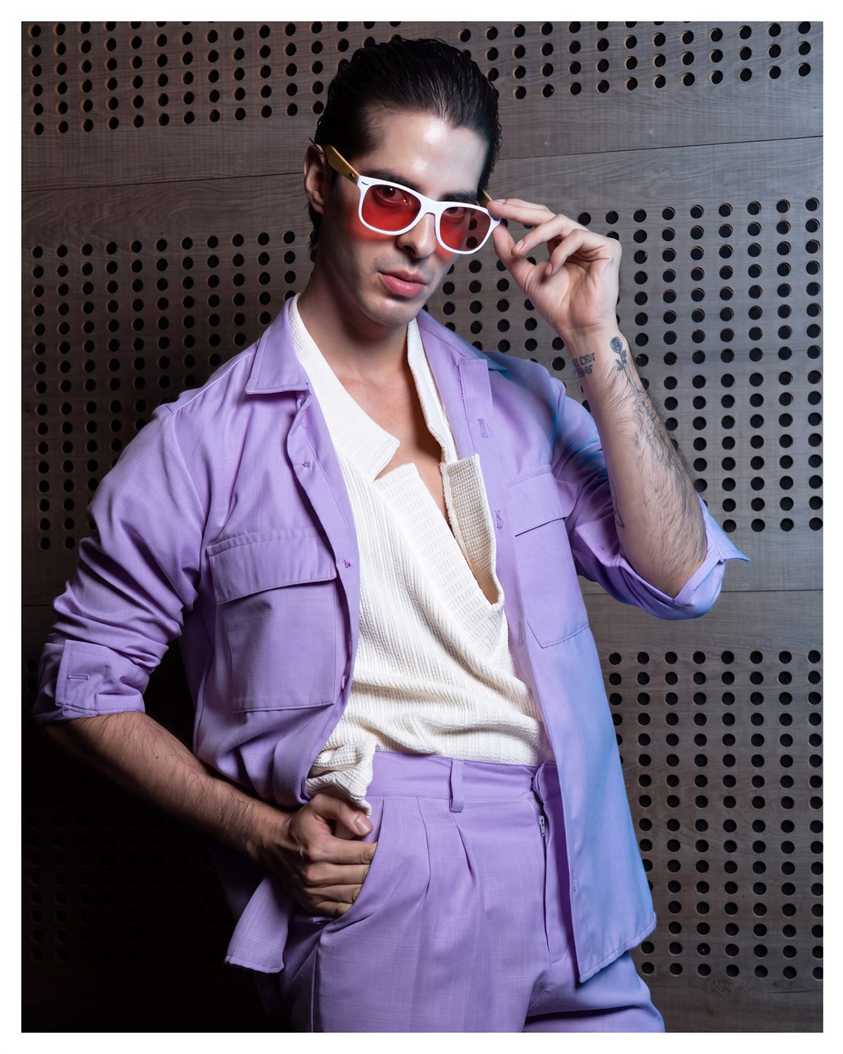 Modelo con traje lila y gafas de montura roja