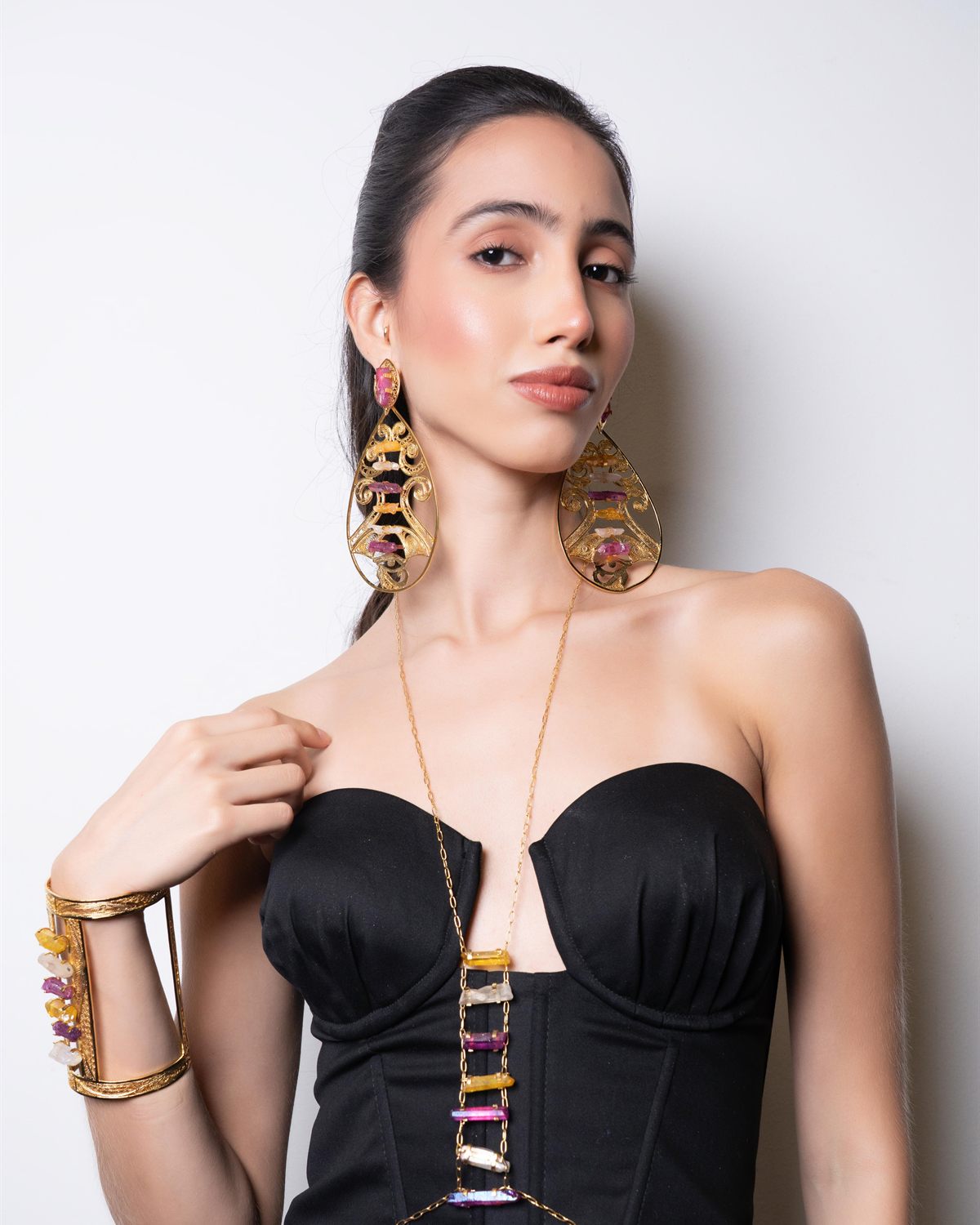 Aretes de gran formato sobre corsé negro
