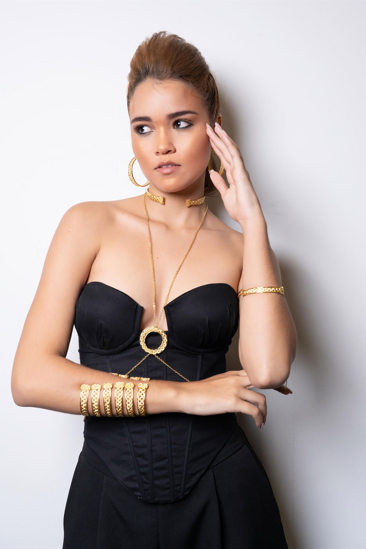 Conjunto de collar y brazalete en latón dorado