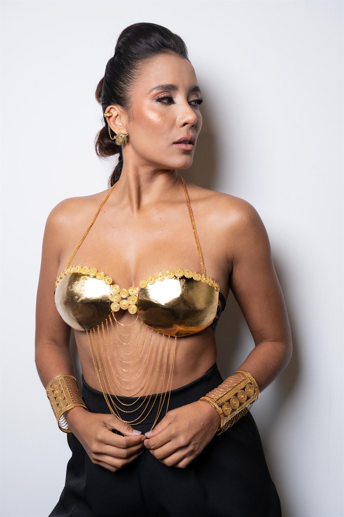 Modelo con brazaletes en ambos brazos, pose frontal