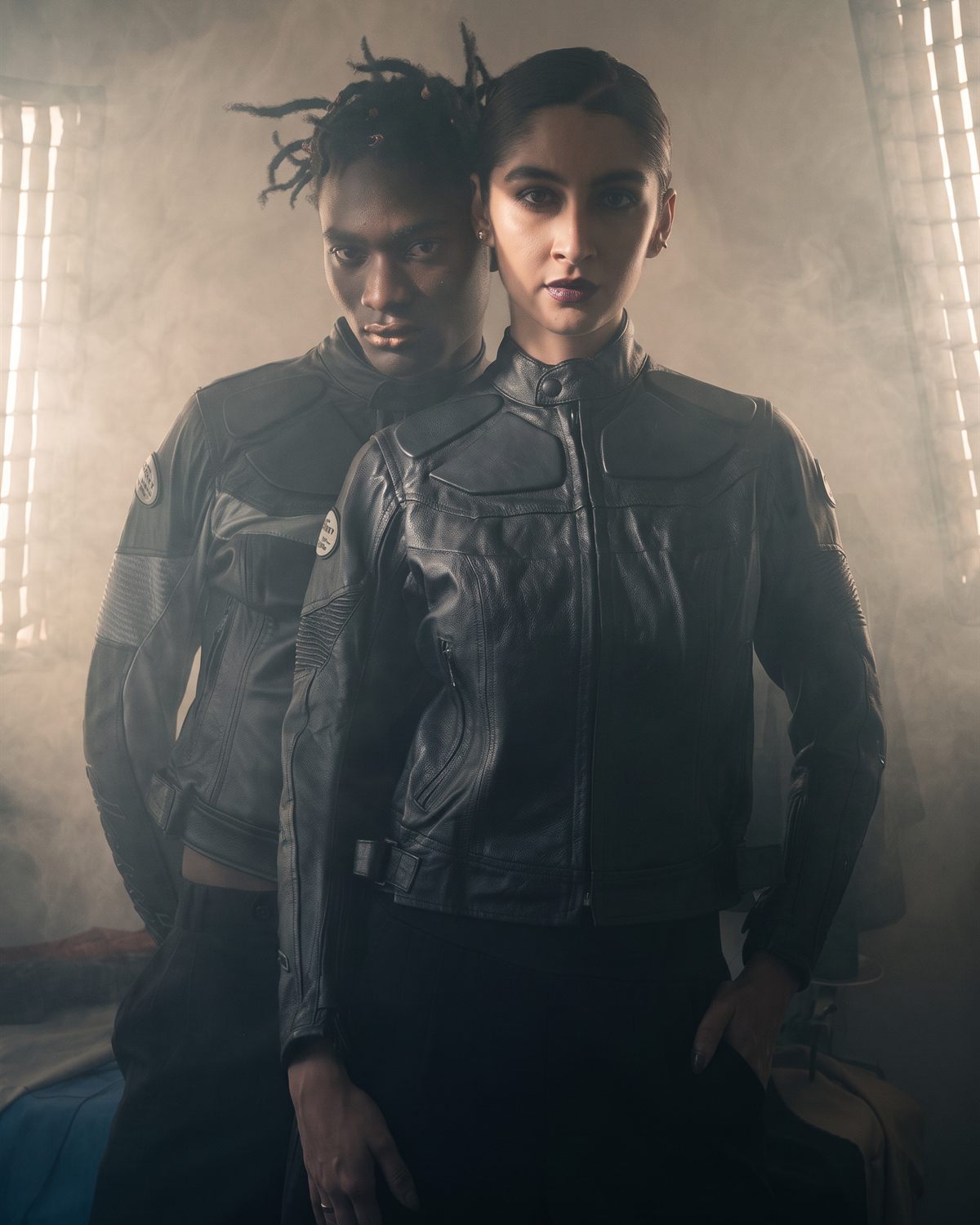 Pareja de modelos en penumbra con luz lateral dura