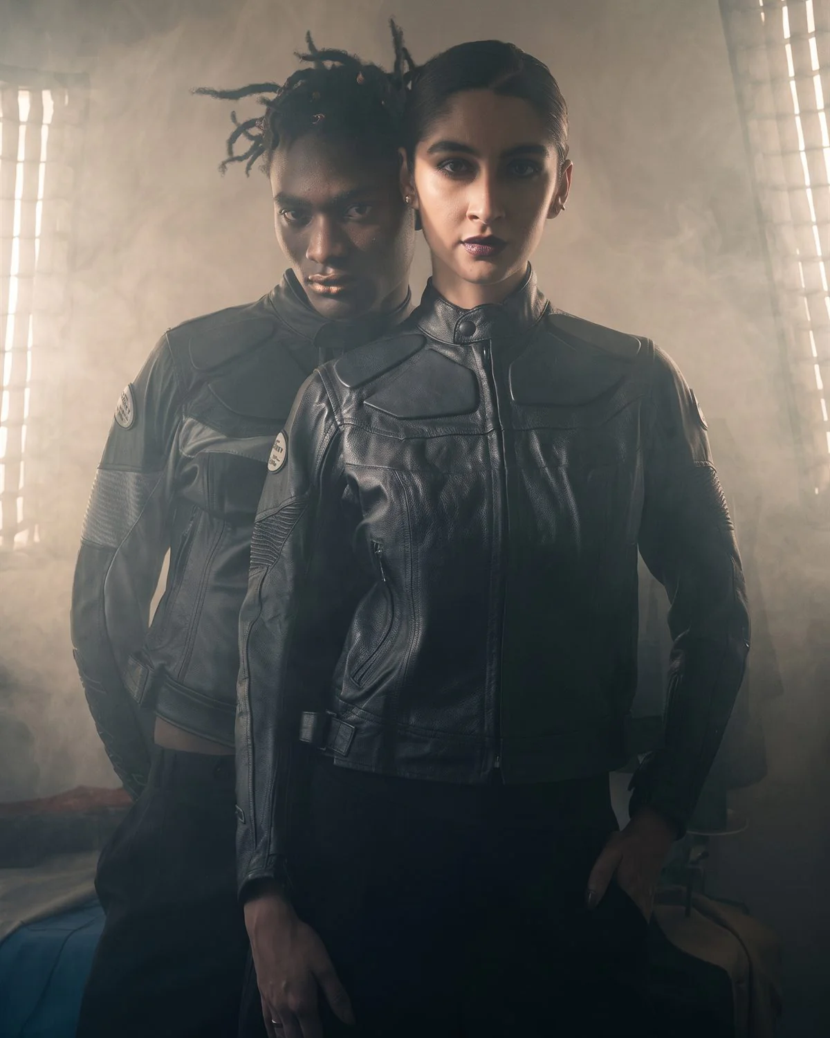 Pareja de modelos en penumbra con luz lateral dura