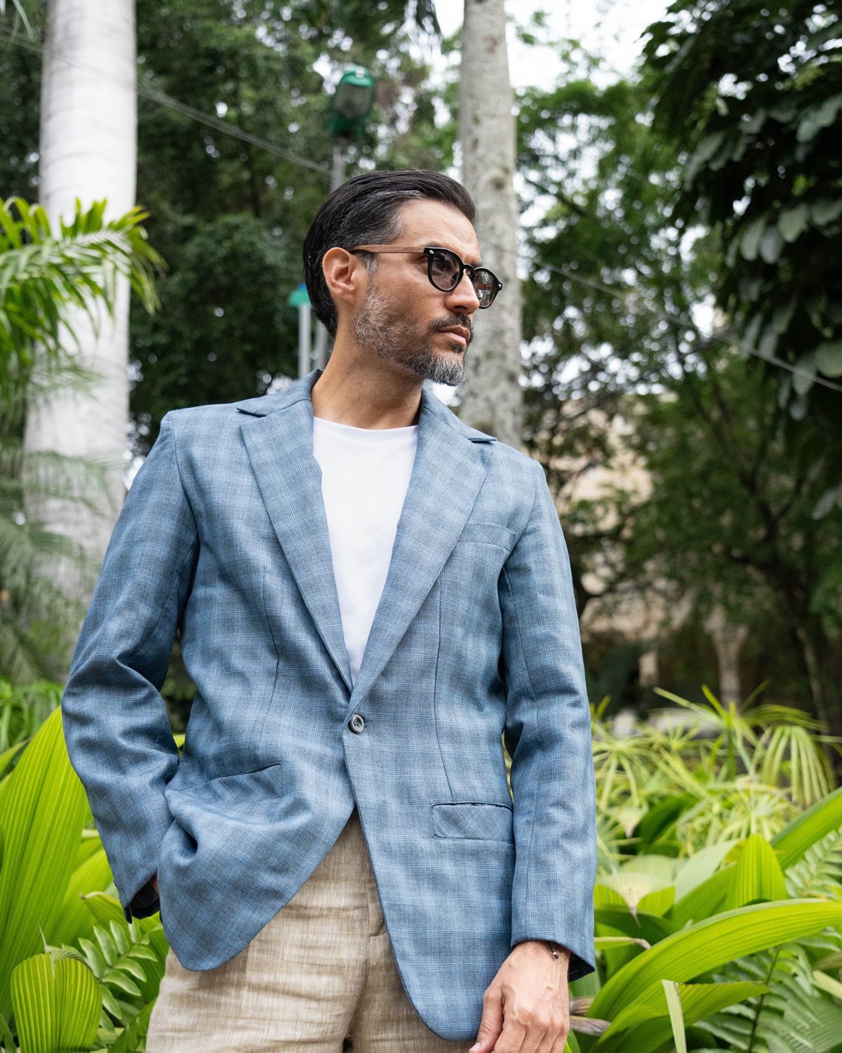 Modelo con blazer azul de cuadros y pantalón claro