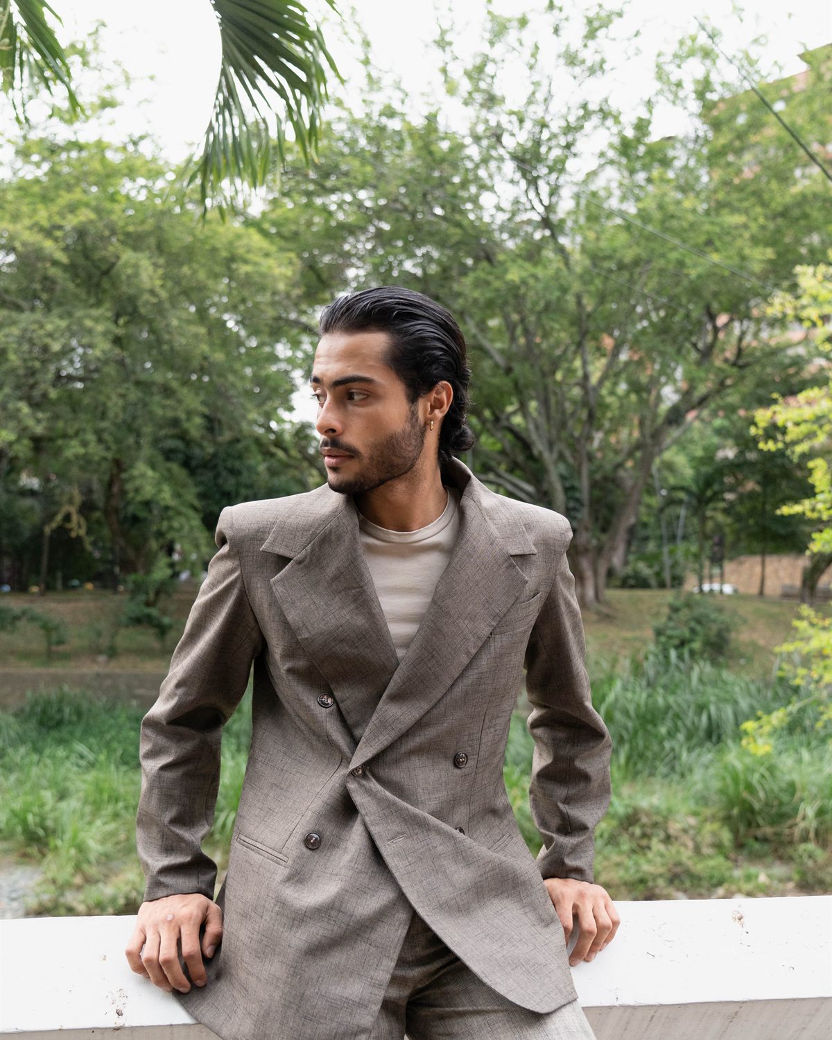 Modelo en movimiento con traje beige de corte amplio