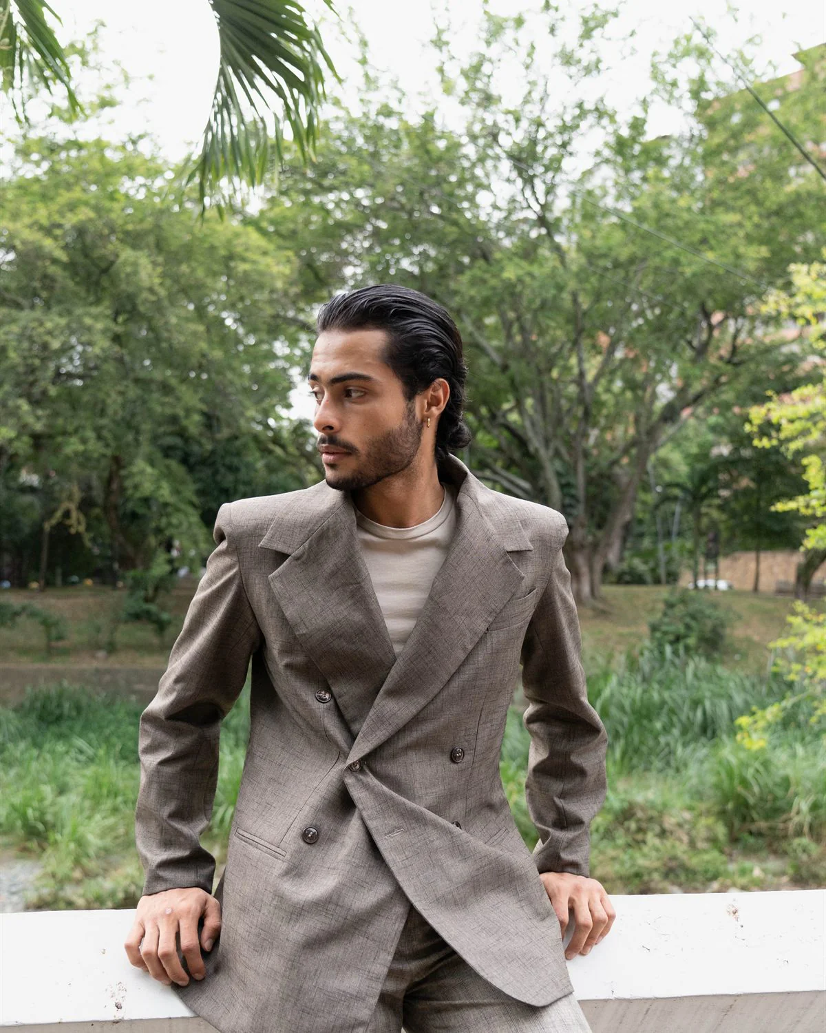 Modelo en movimiento con traje beige de corte amplio