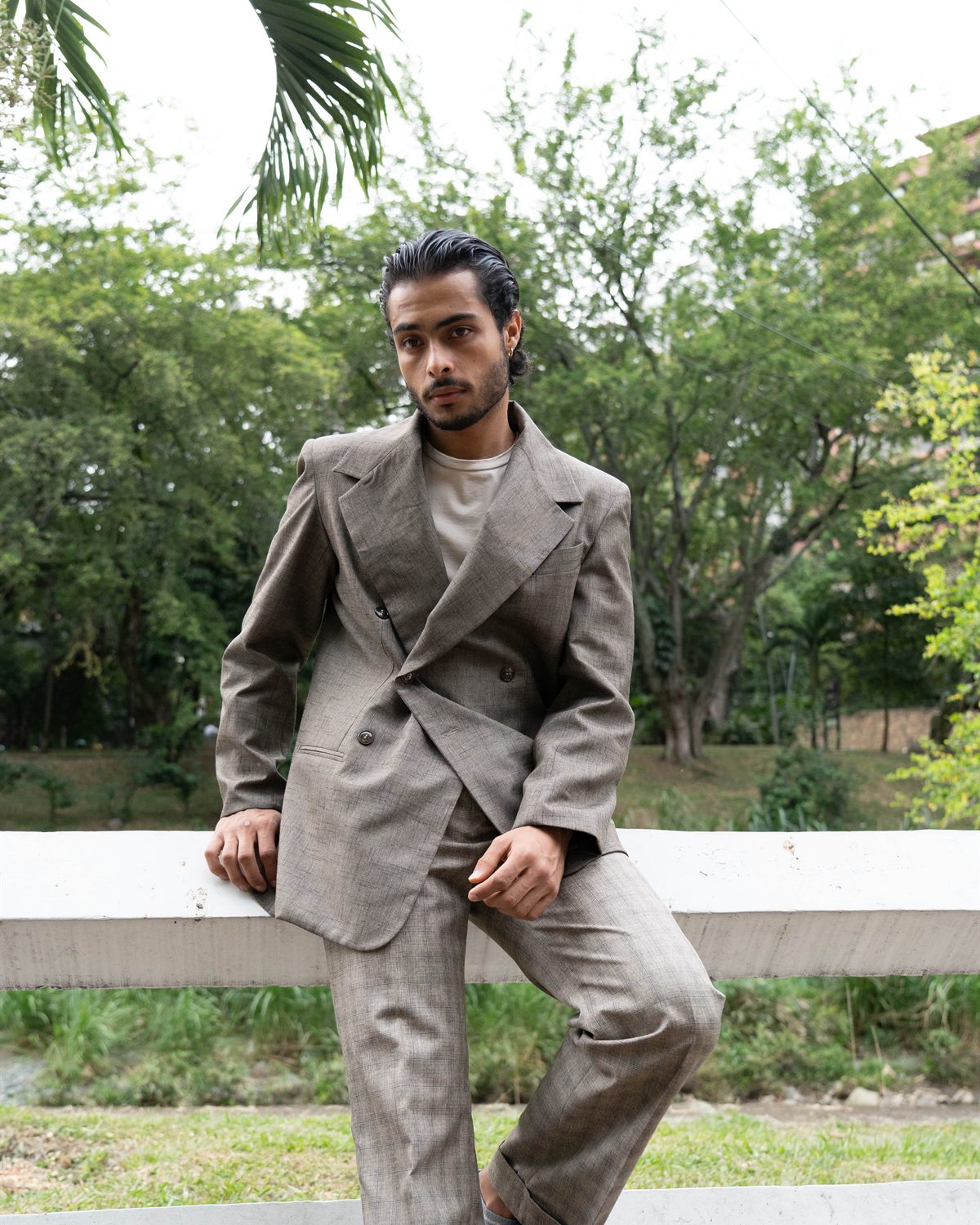 Modelo con chaqueta de hombros estructurados en el parque