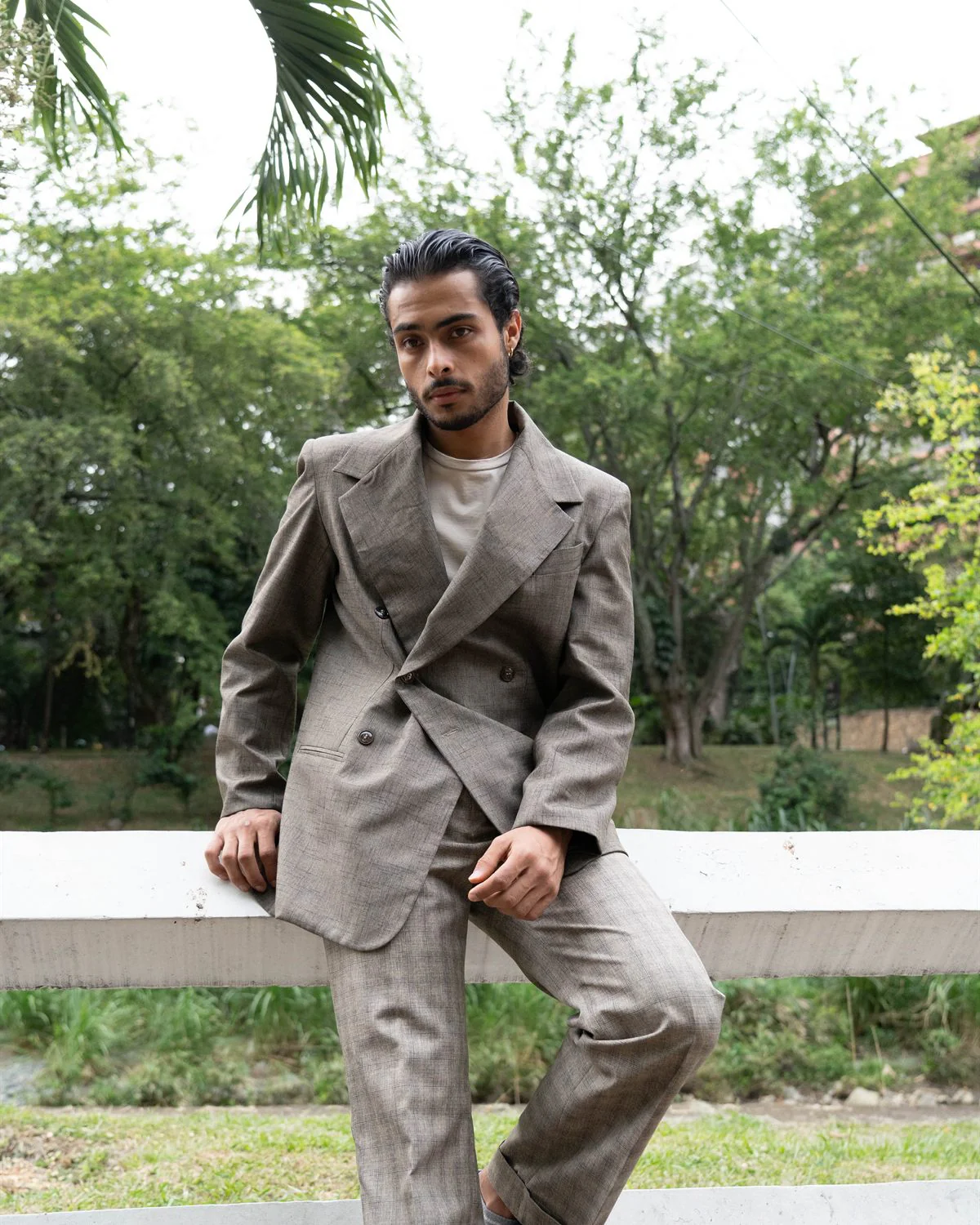 Modelo con chaqueta de hombros estructurados en el parque